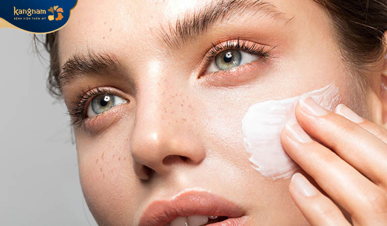 Sử dụng kem bôi trị tàn nhang