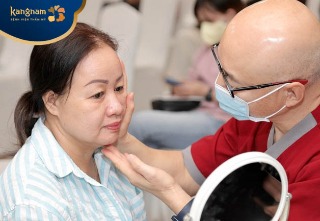 Bác sĩ sẽ kiểm tra tổng quát về tình trạng làn da trước khi căng chỉ