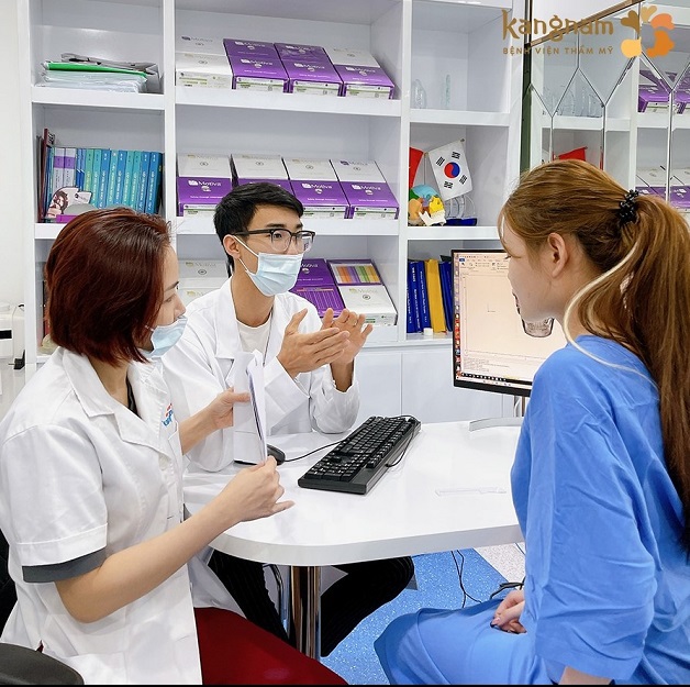 Bác sĩ thăm khám, tư vấn cho khách hàng