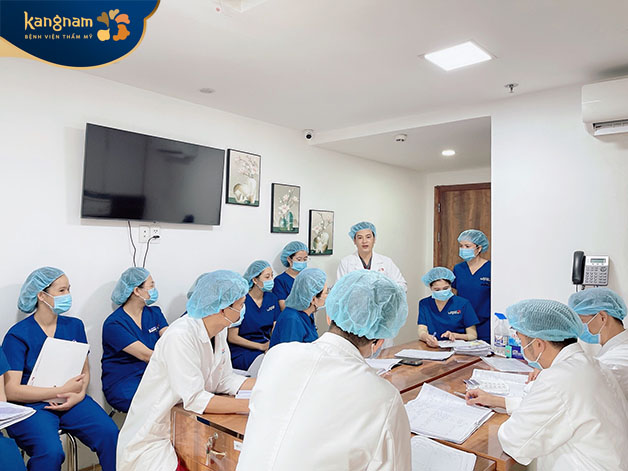 Ekip phẫu thuật hội chẩn dự đoán trước khi phẫu thuật