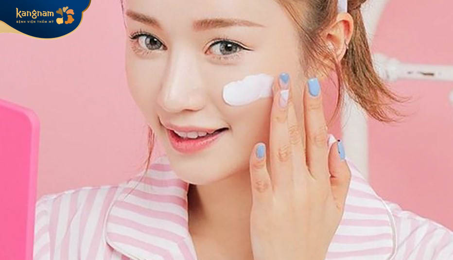 Thoa kem chống nắng trước khi ra ngoài