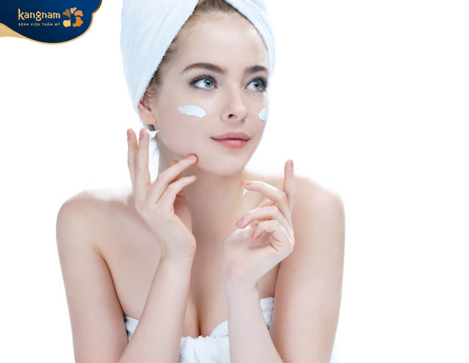 Thoa kem chống nắng để bảo vệ da