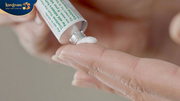 Sử dụng thuốc thoa có thành phần acid salicylic, benzoyl peroxide... giúp tiêu viêm, khô cồi