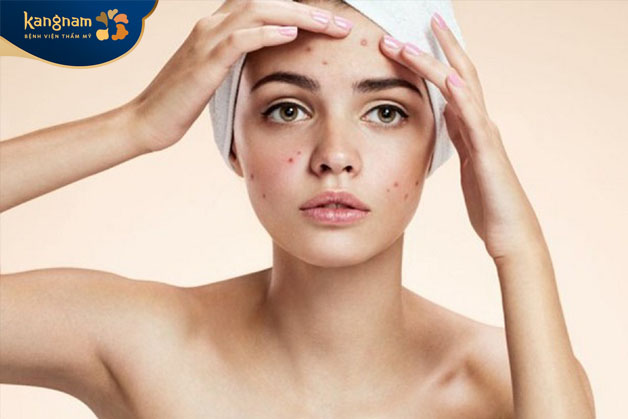 Sờ tay lên mặt vô tình đưa vi khuẩn xâm nhập vào da