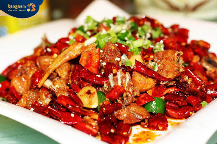 Khi bị mụn viêm cần kiêng đồ ăn cay nóng