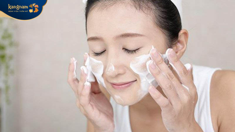 Rửa mặt sạch sẽ 2 lần mỗi ngày