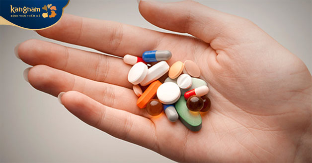 Đối với tình trạng mụn nặng cần tìm đến bác sĩ chuyên khoa để thăm khám