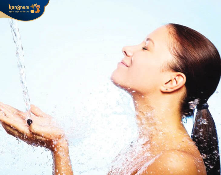 Kiêng tắm khoảng 1 tuần sau khi nâng ngực