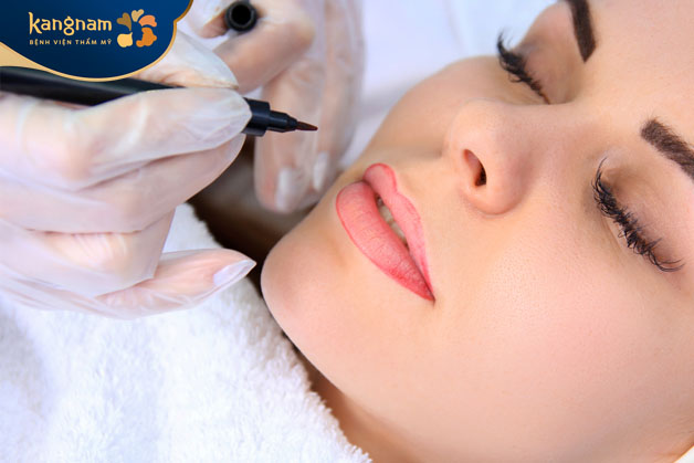 Phác họa dáng viền môi trước khi phun