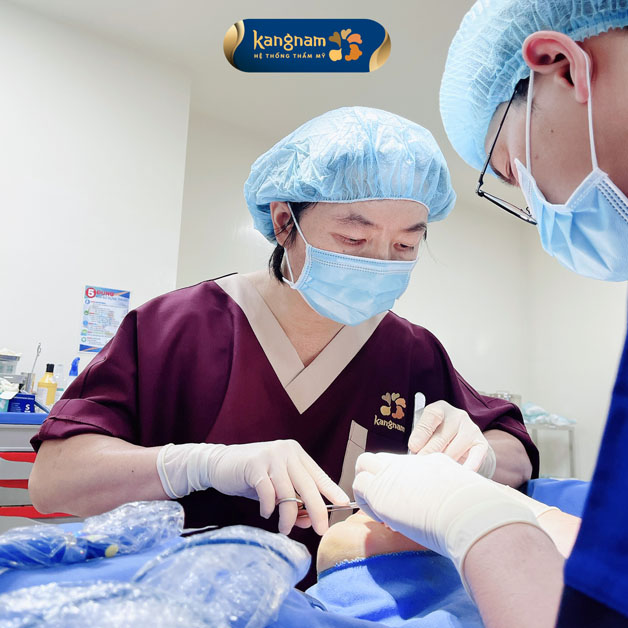 Thực hiện cắt mí