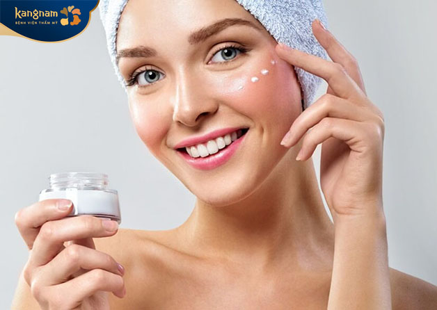 Thực hiện các bước chăm da cơ bản trong ngày đầu tiên của chu trình