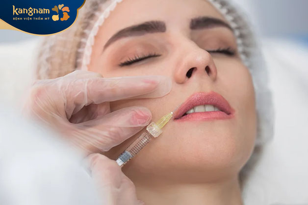 Tay nghề bác sĩ tiêm filler môi