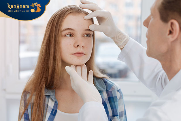 Thăm khám và điều trị mụn sớm