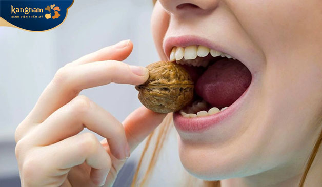 Cơ hàm sẽ phải hoạt động nhiều hơn khi ăn đồ cứng nên phải hạn chế