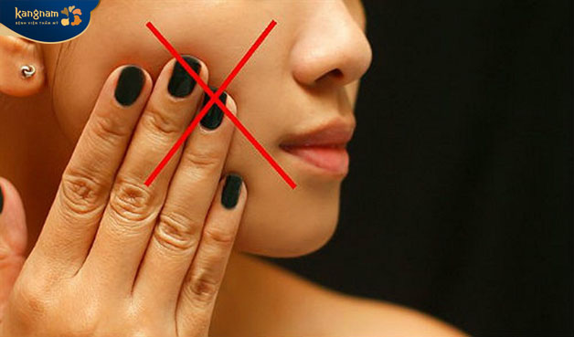 Tuyệt đối không chà xát lên mặt bởi sẽ ảnh hưởng đến kết quả sau tiêm filler