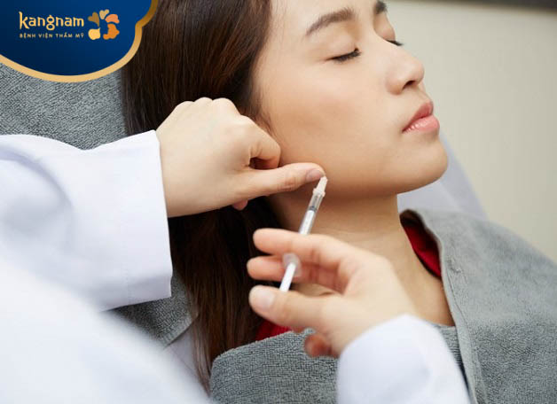 Người tiêm không trang bị bao tay khi tiêm botox cho khách hàng