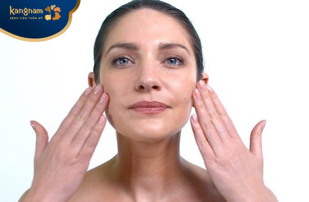 Massage để làm tan filler bị vón cục ở má