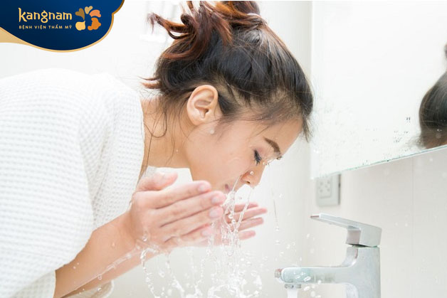 Vệ sinh da mặt kết hợp massage theo chuyển động tròn