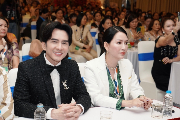 Dù đã 48 tuổi nhưng Đan Trường vẫn giữ được vẻ ngoài trẻ trung