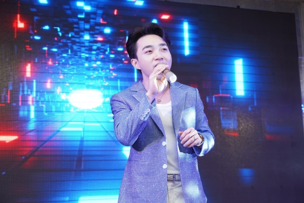 Ca sĩ Trung Quang xuất hiện trẻ trung với chiếc vest màu xanh ánh kim