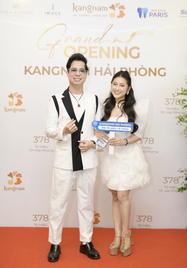 Hồng Anh (bên phải) chụp hình cùng danh ca Ngọc Sơn