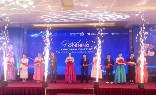 Ngọc Sơn cùng đội ngũ Kangnam cắt băng khai trương