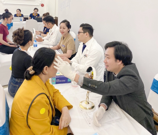 Các bác sĩ tất bật tư vấn giải pháp thẩm mỹ cho từng khách hàng