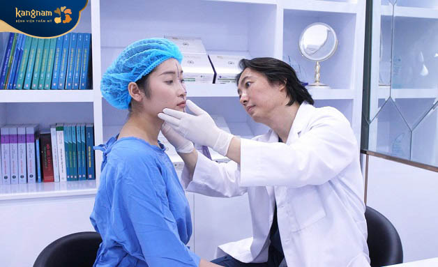 Bác sĩ phác thảo, đánh dấu vị trí cần phẫu thuật