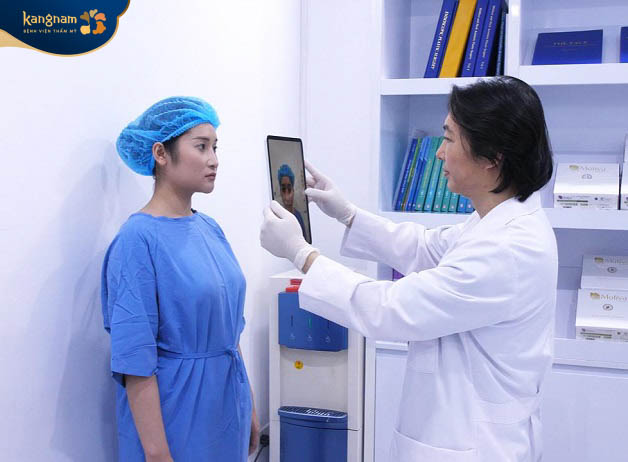 Bác sĩ thăm khám, chụp lại hình ảnh