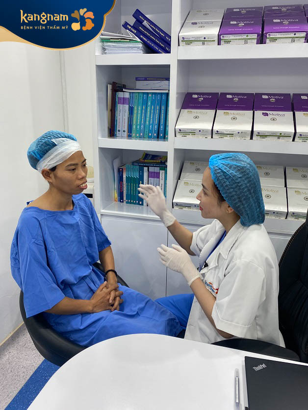 Thăm khám và tư vấn với bác sĩ