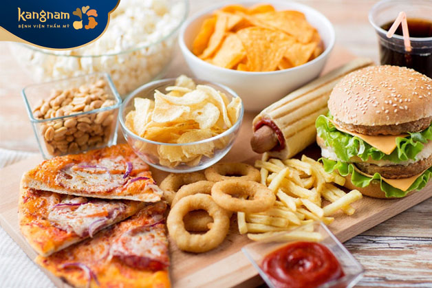 Đồ ăn chiên rán, nhiều đường, dầu mỡ dễ gây mụn nhọt