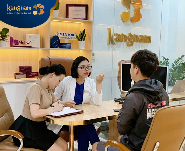 Đội ngũ bác sĩ chuyên khoa da liễu, nhiều năm kinh nghiệm trực tiếp thăm khám và điều trị