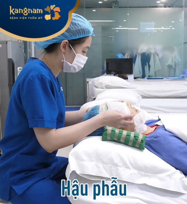 Điều dưỡng đang chăm sóc cho Thu Thảo sau nâng mũi