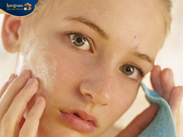 Vệ sinh da không sạch sẽ, lạm dụng mỹ phẩm
