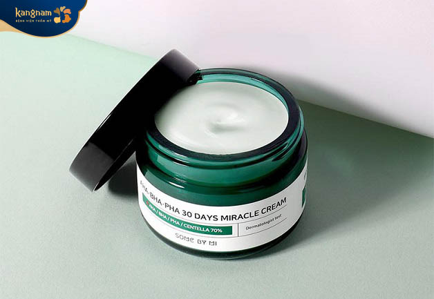 Dùng kem đặc trị mụn