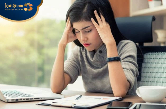 Căng thẳng, mệt mỏi có thể khiến cho tình trạng mụn đinh râu trở nặng nhanh chóng