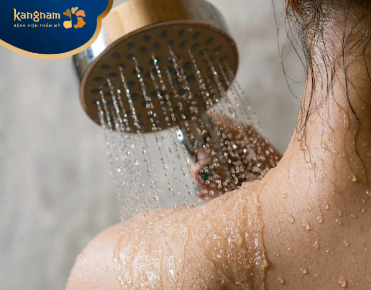 nên Tắm rửa sạch sẽ sau khi vận động, đổ mồ hôi nhiều