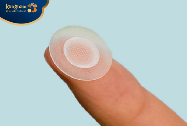 Miếng dán nhọt có nhiều thành phần kết hợp hỗ trợ tiêu viêm, kháng khuẩn, hút sạch mủ ở vùng da bị mụn, hỗ trợ phục hồi da