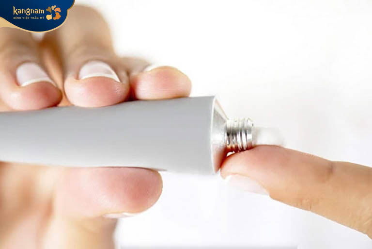 Sử dụng kem bôi trị mụn thịt