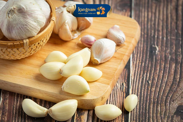 Tinh chất kháng viêm trong tỏi giúp điều trị mụn thịt hiệu quả