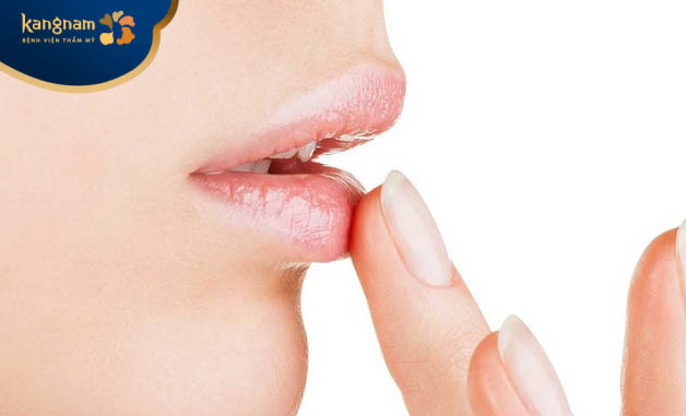 Thói quen sờ tay lên môi không tốt cho môi mới phun xăm