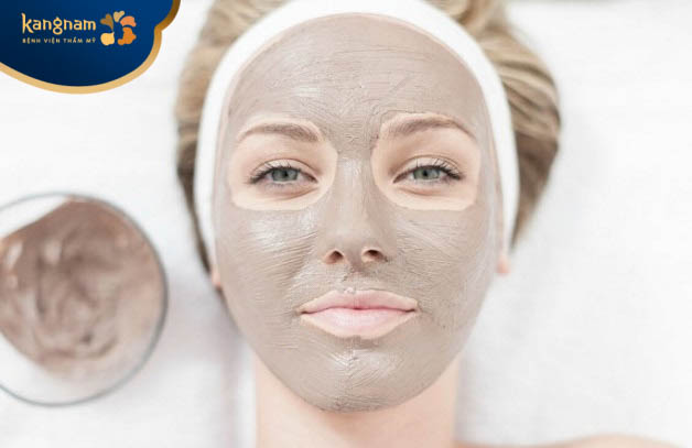 đắp mặt nạ để làm sạch sâu lỗ chân lông, loại bỏ dầu thừa và bụi bẩn trên bề mặt da