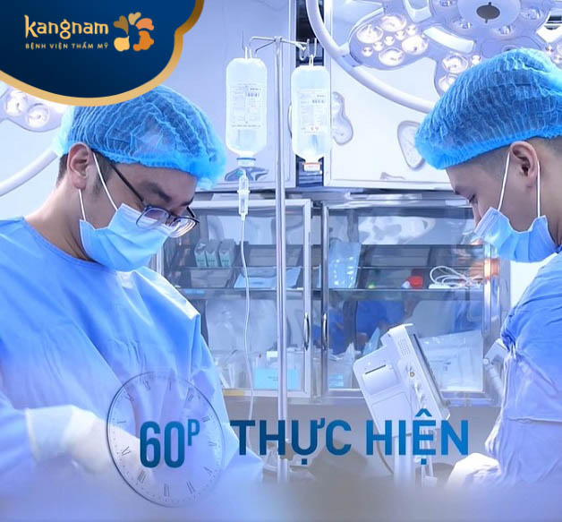 Các bác sĩ đang nỗ lực thực hiện ca hút mỡ cho khách hàng Thanh Hằng