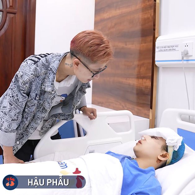 Bạn trai là người luôn đồng hành cùng Thanh Hoa trong suốt quá trình thẩm mỹ