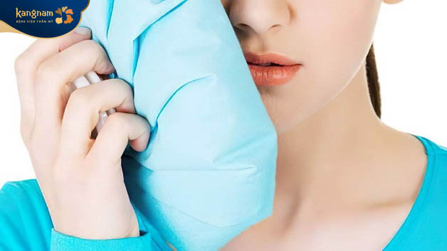 Chườm đá lạnh để giảm sưng tấy