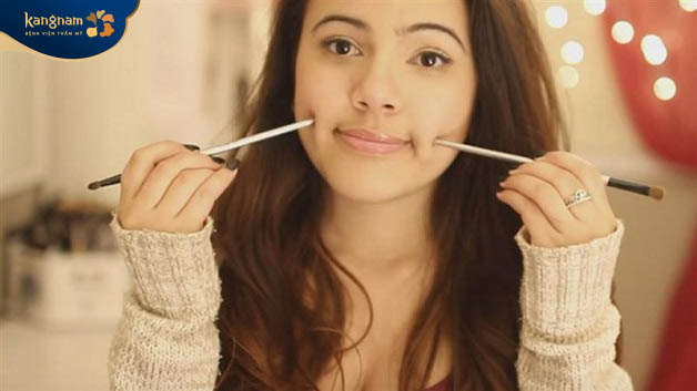 Massage và sử dụng đồ vật để tạo má lúm