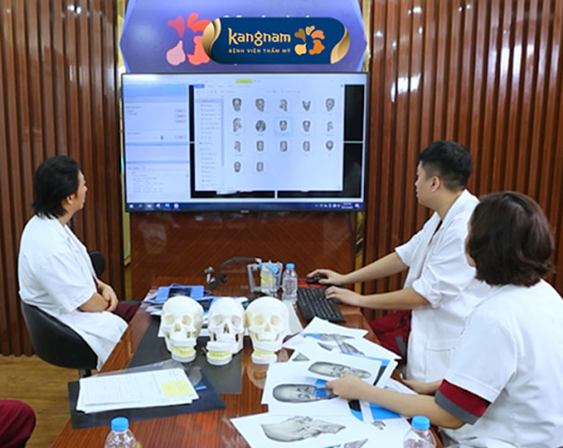 Bác sĩ hội chẩn đưa ra phương án phẫu thuật phù hợp cho khách hàng