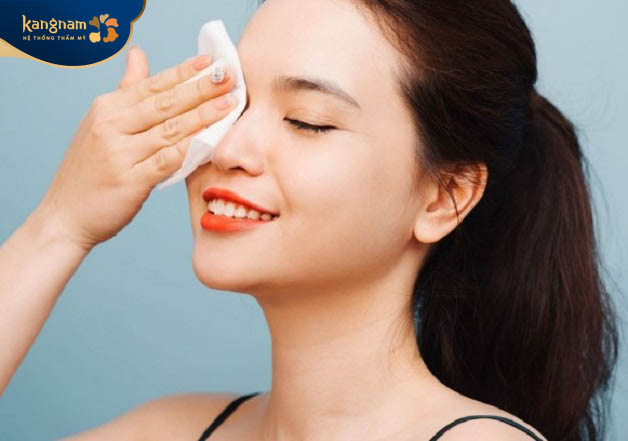 Chăm sóc vùng mí mắt tại nhà theo hướng dẫn bác sĩ