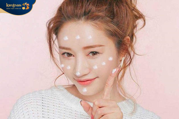 Không thể quên thoa kem chống nắng để bảo vệ da