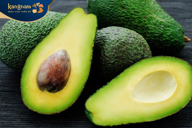 Bơ chứa có nhiều chất dưỡng ẩm tự nhiên, giúp làm mềm các sợi lông